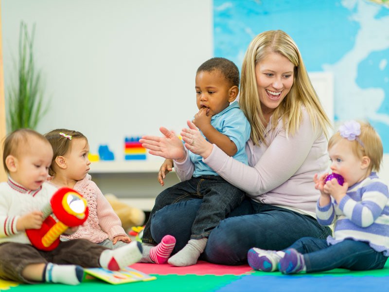 Vermittlung  eines Betreuungsplatzes in der Kindertagespflege (c) FatCamera@istockphoto